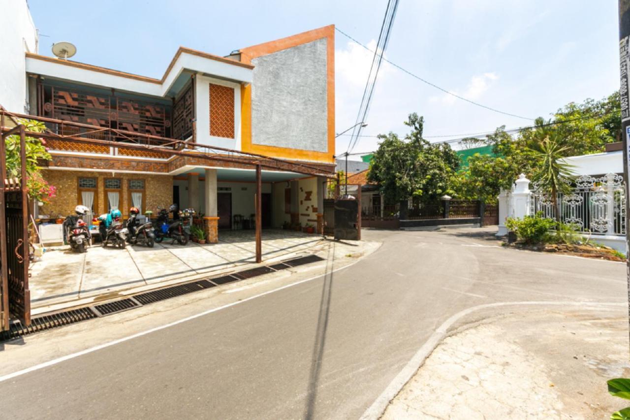 Reddoorz Syariah Near Stadion Manahan Solo 2 מראה חיצוני תמונה